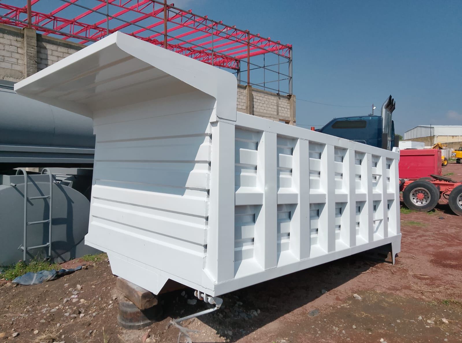 Caja de volteo 14 metros — Nueva